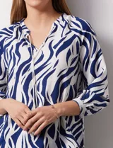 Blusa estampada marca Alex & Parker, con cuello a la base, escote en V con lazo de ajuste y mangas 3/4.