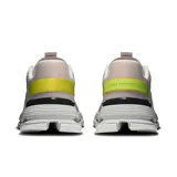 Championes urbanos Cloudnova Form 2, color rosa pálido con detalles en blanco, gris y amarillo.