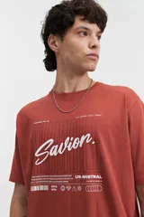 Remera blanca de algodón con estampado de letras en el frente.