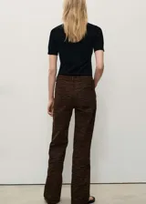 Pantalón de jean marrón con estampado animal print de cebra, de corte recto y tiro alto.