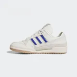 Championes Adidas Forum Low color blanco con detalles en azul y dorado. Confeccionados en cuero, gamuza y piel sintética. Suela de goma color caramelo y cierre con cordones.