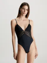 Bodisuit de encaje y microfibra negra con cuello en V, copas moldeadas y tirantes ajustables.