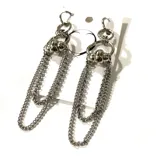 Aros colgantes plateados de acero quirúrgico con diseño de cadenas.