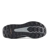 Championes de trail running New Balance modelo Garoé V2, color gris con detalles en negro y naranja. Cuentan con tecnología Fresh Foam X para mayor amortiguación y suela AT Tread para tracción en terrenos variados.