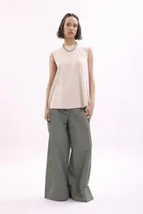 Musculosa negra de algodón con corte holgado.