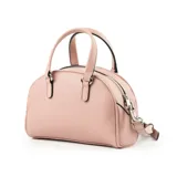 Cartera tipo baúl color nude, confeccionada en símil cuero graneado. Tiene doble asa corta y correa larga regulable extraíble. Cuenta con cierre superior, bolsillo externo frontal con cierre, bolsillo interno con cierre y bolsillo interno abierto.