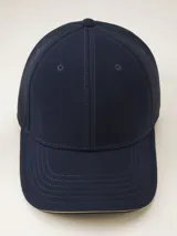 Gorra de béisbol azul marino con visera curva y detalle de costuras en contraste.