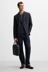 Maletín negro con textura grabada, cierre de cremallera, bolsillo interior para dispositivos electrónicos de hasta 13 pulgadas, bolsillo frontal con cremallera, doble asa de mano y asa de hombro ajustable y extraíble.