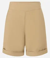 Bermuda femenina de corte recto y cintura alta, color beige, confeccionada en viscosa twill. Presenta abertura lateral por cremallera y ruedo plegado hacia afuera.