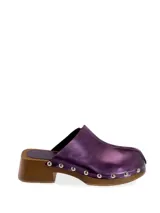 Zueco de piel color negro con plataforma de madera y detalles de tachuelas plateadas.