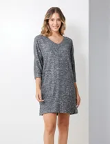 Vestido corto gris melange de tejido soft, con escote en V y mangas 3/4 japonesas en tejido rib.