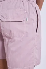 Short de baño celeste con cintura elástica y cordón ajustable.