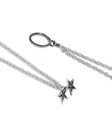 Pulsera plateada de doble cadena con cierre de gancho con forma ovalada y estrellas.