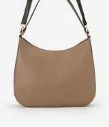 Bolso hobo mediano color beige, con asa corta al hombro y asa larga desmontable. Cierre superior con cremallera y detalles laterales contrastantes.