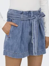 Short de jean celeste con cintura alta, corte holgado y cinturón de lazo.