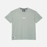 Remera verde de corte holgado con estampado pequeño en el centro del pecho.