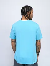 Remera color arena de corte clásico con cuello redondo ribeteado en blanco y logo Umbro estampado en el pecho.