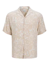 Camisa de manga corta color beige con estampado abstracto blanco, cuello resort, cierre con botones y corte relajado. Confeccionada en viscosa LENZING™ ECOVERO™.