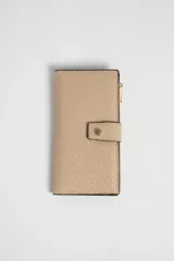Billetera color beige con textura tipo piel de serpiente, cierre con broche a presión y cierre con cremallera.