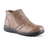 Bota casual de cuero negro, con caña baja, cierre lateral con cremallera y suela de goma.