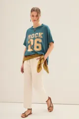 Remera oversize azul con estampa frontal con la palabra "Rock" y el número 26 en color dorado.