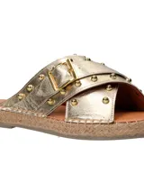 Sandalias negras de cuero con tiras cruzadas y hebilla dorada.
