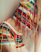 Short de crochet multicolor con detalles de flecos, ideal para un look veraniego.
