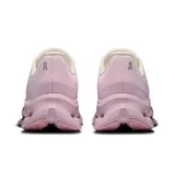 Championes urbanos rosas con detalles en blanco y logo de la marca en gris.