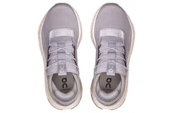 Championes urbanos On Running Cloudnova 2, color lila con detalles en blanco y suela marrón.