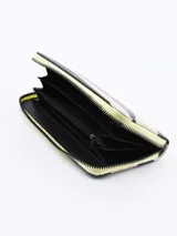 Billetera con estampado de cebra en tonos beige y negro, con cierre dorado.