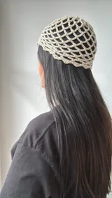 Gorro tipo bucket de crochet color crudo con hilo dorado.
