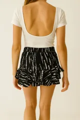 Short verde con estampado floral, volados y lazo en la cintura.