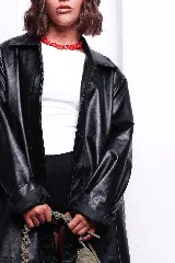 Collar corto de acrílico rojo con forma de corazón.