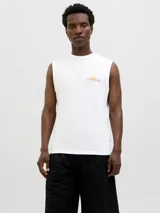 Musculosa oversize de algodón, color blanco, con cuello redondo. Presenta un estampado frontal con temática de la Costa Azul francesa, incluyendo texto en francés e inglés y un gráfico estilizado de un atardecer sobre el mar visto a través de un arco.