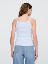 Musculosa celeste de punto canalé, con cuello cuadrado y tirantes anchos.