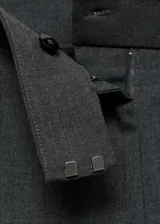 Pantalón de vestir gris marengo, de corte recto y tiro medio, con pinzas delanteras, bolsillos laterales y cierre frontal oculto con botón, gancho y cremallera.