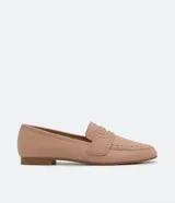 Zapato loafer flat color nude con tachas y taco bajo.