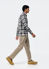 Camisa a cuadros de manga larga con dos bolsillos frontales con botón.