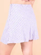 Minifalda lila con estampado de pequeñas flores blancas.