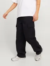Pantalón cargo negro de pierna ancha con fit amplio y tiro medio alto. Cuenta con bolsillos delanteros, traseros y laterales, además de puños ajustables con cordón.
