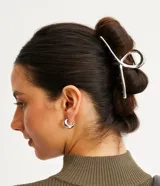 Pinza para el pelo plateada con diseño abstracto. Accesorio para sujetar el cabello.