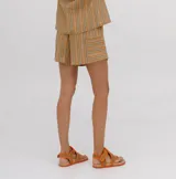 Short a rayas color marrón y blanco, de corte relajado y tela ligera.