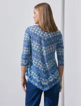 Blusa estampada marca Ruby Rd, con cuello a la base y aplique de brillos. Terminación de ruedo en pico.