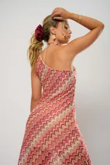 Vestido midi de tejido de punto con diseño de ondas en tonos rosa, rojo, beige y blanco. Tiene un solo tirante y corte al bies.