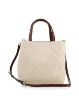 Cartera negra de cuero con doble asa corta y correa larga extraíble. Tiene logo metálico al frente, cierre con broche metálico y bolsillo interno con cierre.
