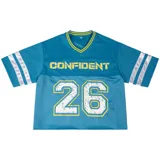 Remera estilo jersey deportiva, color azul cian, con cuello en V ribeteado en amarillo. Presenta la palabra "CONFIDENT" en amarillo desgastado en el pecho superior y el número "26" grande en blanco con borde amarillo desgastado en la parte inferior. Las mangas cortas tienen tres franjas blancas.