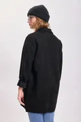 Blazer negro de corte recto y solapas clásicas.