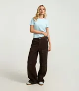 Remera celeste de media malla con cuello redondo y mangas cortas.