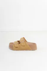Sandalias color beige con doble hebilla ajustable, plantilla ergonómica y suela plana.