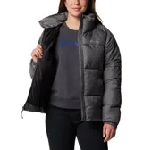 Campera tipo plumífero de color verde claro, con aislamiento sintético y tejido impermeable, diseñada para proporcionar calidez en climas fríos.